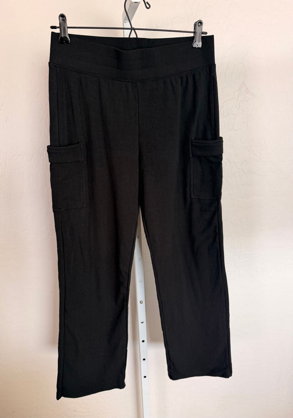 A New Day Womens Medium Black Pull On Cargo Pants Straight Leg Stretch Pockets